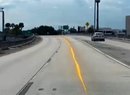 Záhadná žlutá čára na floridské silnici