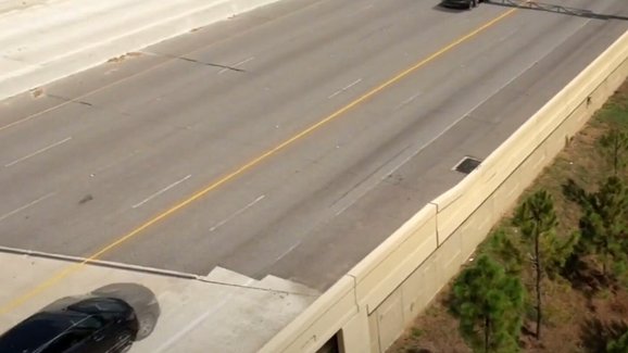 Záhadná žlutá čára na floridské silnici ukázala, proč elektronika v autě nesmí mít hlavní slovo