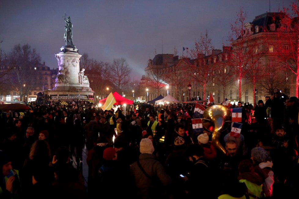 Do protestu takzvaných žlutých vest se v sobotu po celé Francii zapojilo 69.000 demonstrantů (26.1)