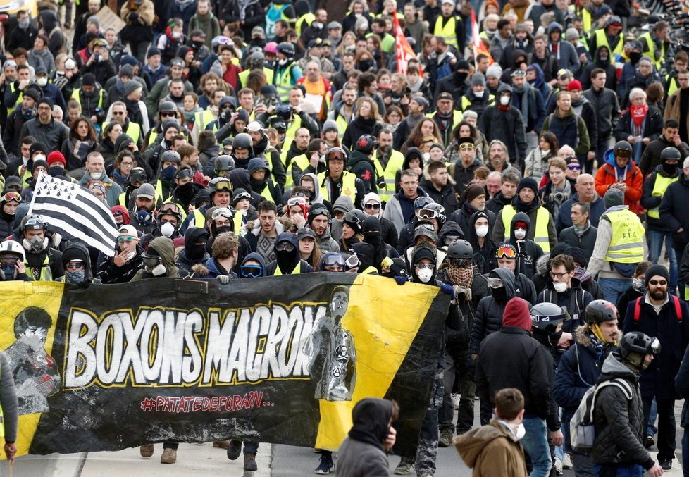 Do protestu takzvaných žlutých vest se v sobotu po celé Francii zapojilo 69.000 demonstrantů (26.1)