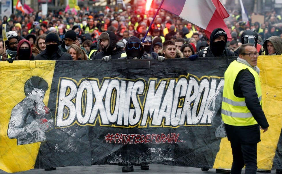 Do protestu takzvaných žlutých vest se v sobotu po celé Francii zapojilo 69.000 demonstrantů (26.1)