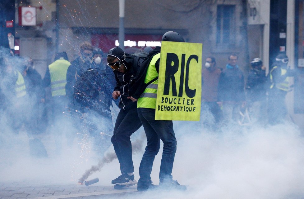 Do protestu takzvaných žlutých vest se v sobotu po celé Francii zapojilo 69.000 demonstrantů (26.1)