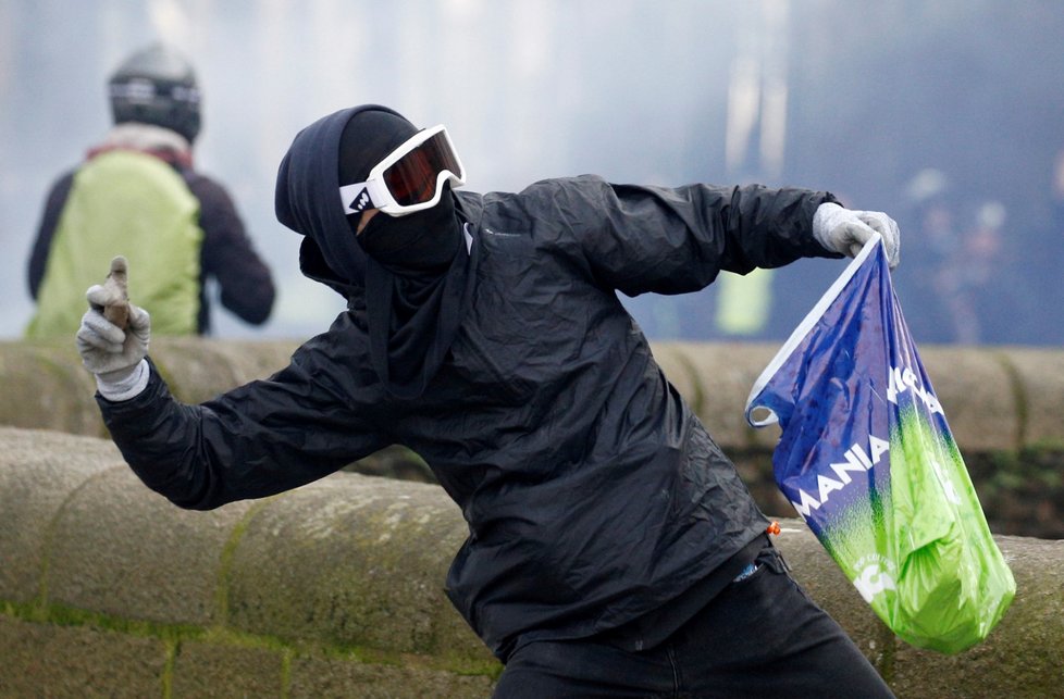 Do protestu takzvaných žlutých vest se v sobotu po celé Francii zapojilo 69.000 demonstrantů (26.1)