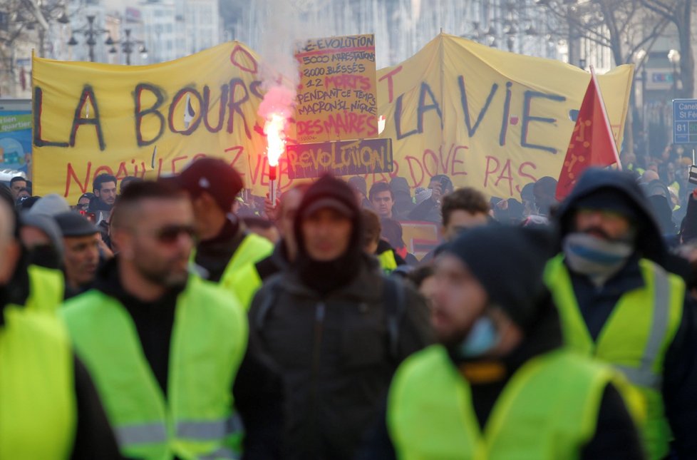 Do protestu takzvaných žlutých vest se v sobotu po celé Francii zapojilo 69.000 demonstrantů (26.1)