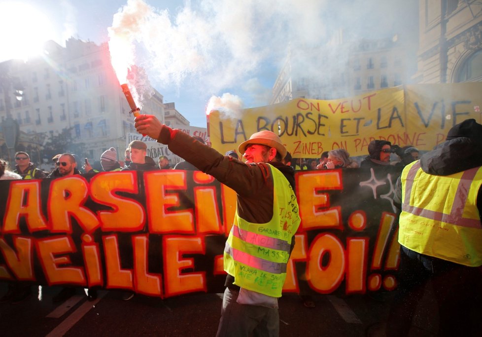 Do protestu takzvaných žlutých vest se v sobotu po celé Francii zapojilo 69.000 demonstrantů (26.1)