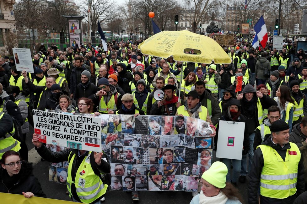 Do protestu takzvaných žlutých vest se v sobotu po celé Francii zapojilo 69.000 demonstrantů (26.1)