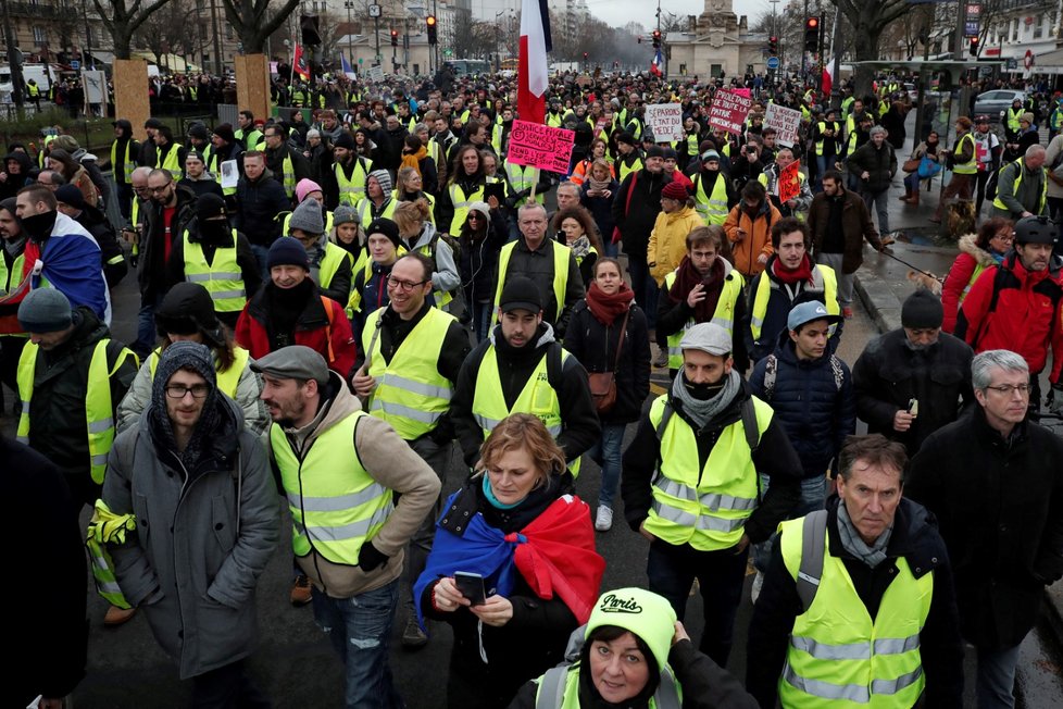 Do protestu takzvaných žlutých vest se v sobotu po celé Francii zapojilo 69.000 demonstrantů (26.1)