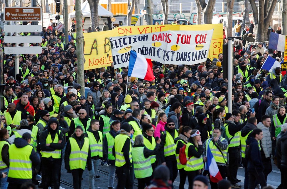 Do protestu takzvaných žlutých vest se v sobotu po celé Francii zapojilo 69.000 demonstrantů (26.1)