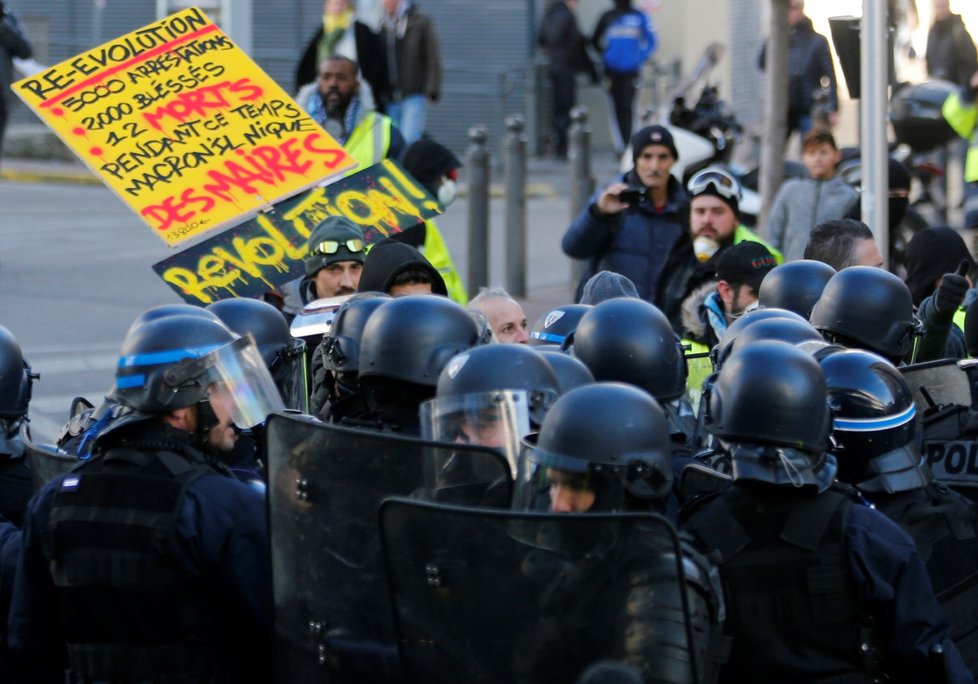 Do protestu takzvaných žlutých vest se v sobotu po celé Francii zapojilo 69.000 demonstrantů (26.1)