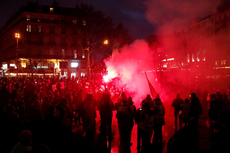 Do protestu takzvaných žlutých vest se v sobotu po celé Francii zapojilo 69.000 demonstrantů (26.1)