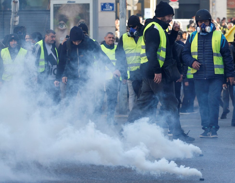 Do protestu takzvaných žlutých vest se v sobotu po celé Francii zapojilo 69.000 demonstrantů (26.1)