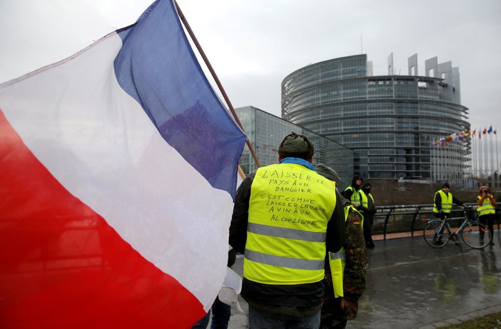 Do protestu takzvaných žlutých vest se v sobotu po celé Francii zapojilo 69.000 demonstrantů (26. 1.).