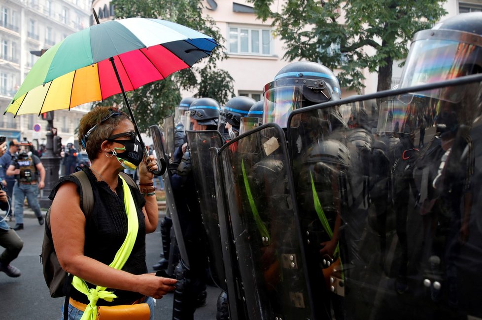 Žluté vesty po měsících vyšly do ulic, zadrženo bylo 193 lidí (1. 9. 2020)