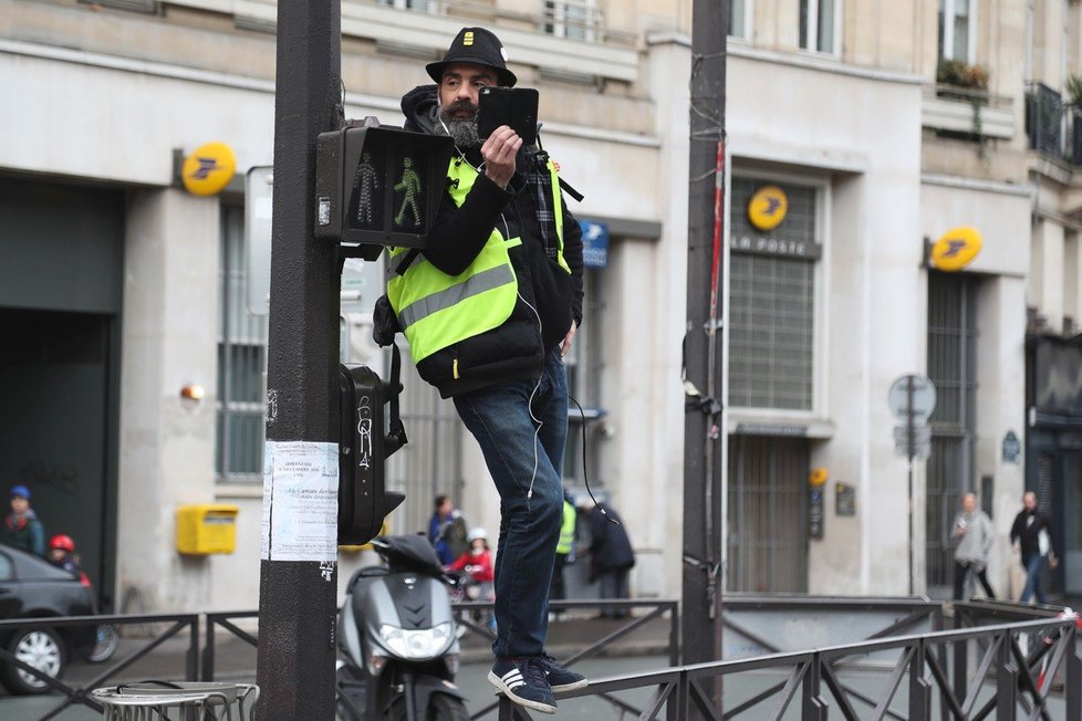 Jednoho z lídrů žlutých vest Jeroma Rodriguese trefili při potyčce v Paříži do oka.