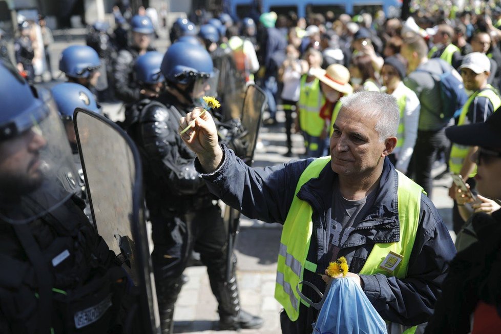 V Paříži začal další protest hnutí žlutých vest