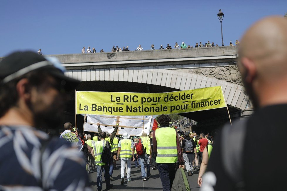 V Paříži začal další protest hnutí žlutých vest.