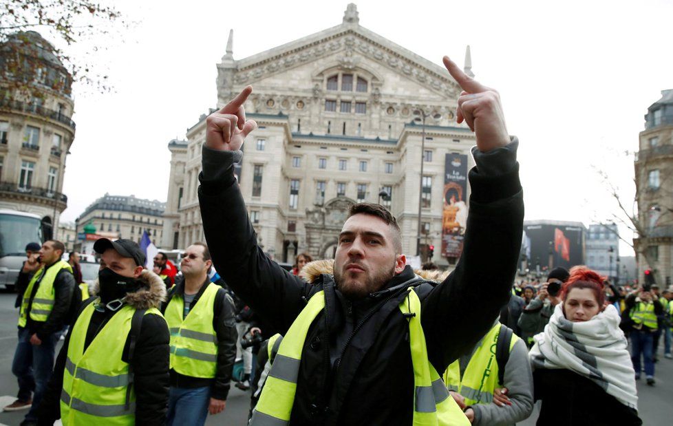 V Paříži proběhly další protesty žlutých vest. (22. 12. 2018)