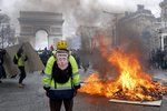 Protesty "žlutých vest" pokračovaly ve Francii už 18. sobotu. Podle ministra vnitra se mezi demonstranty vmísilo asi 1500 radikálů, kteří útočili na obchody, které místy i rabovali. (16. 3. 2019)