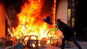 Protesty "žlutých vest" pokračovaly ve Francii už 18. sobotu. Podle ministra vnitra se mezi demonstranty vmísilo asi 1500 radikálů, kteří útočili na obchody, které místy i rabovali. (16. 3. 2019)