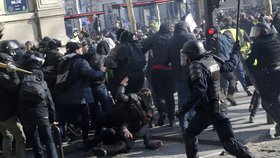 Protesty "žlutých vest" pokračovaly ve Francii už 18. sobotu. Podle ministra vnitra se mezi demonstranty vmísilo asi 1500 radikálů, kteří útočili na obchody, které místy i rabovali. (16. 3. 2019)