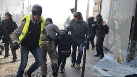Protesty "žlutých vest" pokračovaly ve Francii už 18. sobotu. Podle ministra vnitra se mezi demonstranty vmísilo asi 1500 radikálů, kteří útočili na obchody, které místy i rabovali. (16. 3. 2019)