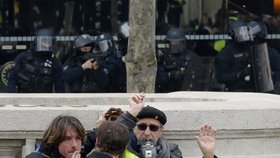 Protesty "žlutých vest" pokračovaly ve Francii už 18. sobotu. Podle ministra vnitra se mezi demonstranty vmísilo asi 1500 radikálů, kteří útočili na obchody, které místy i rabovali. (16. 3. 2019)