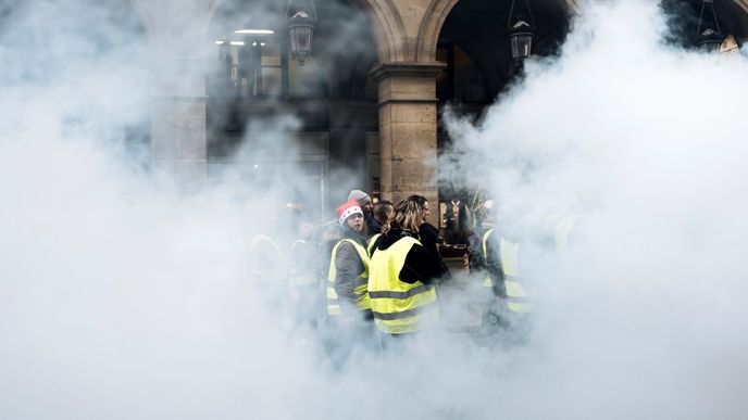 Žluté vesty ve Francii opět protestují, demonstranti dokonce prorazili dveře do vládní budovy