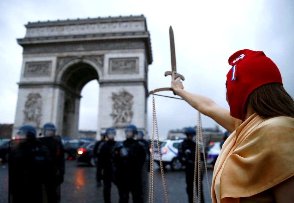 V Paříži proběhly další protesty žlutých vest. (22. 12. 2018)