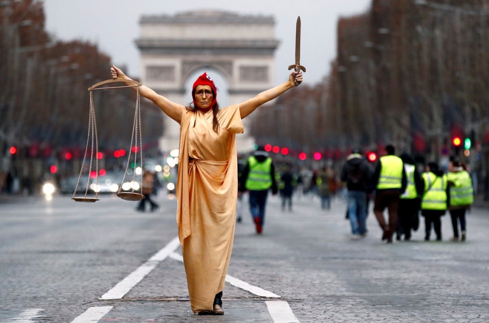 V Paříži proběhly další protesty žlutých vest. (22.12.2018)