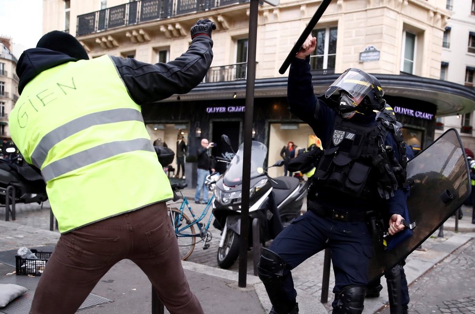 V Paříži proběhly další protesty žlutých vest. (22.12.2018)