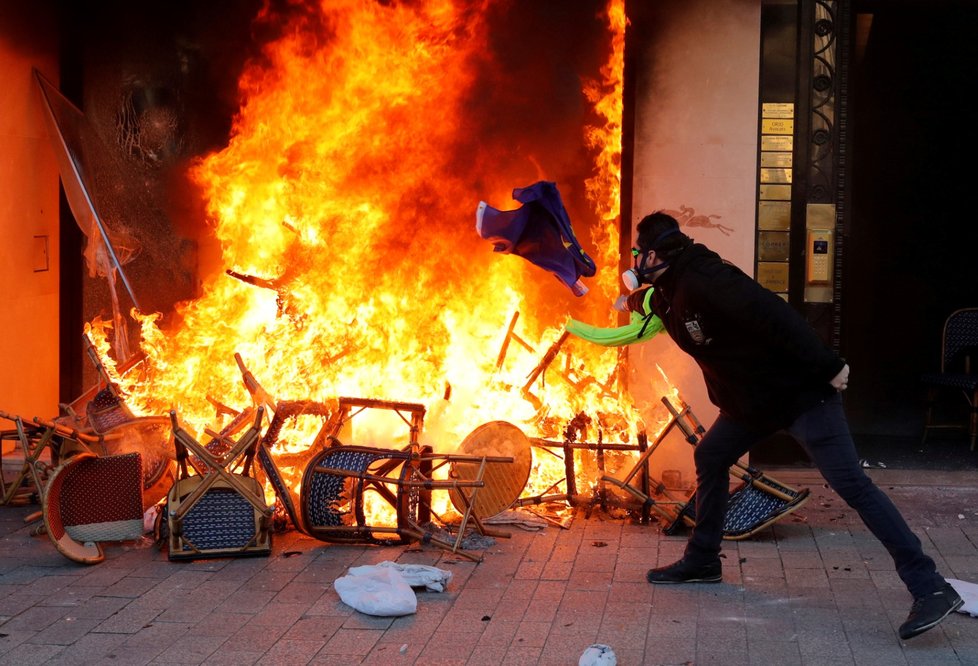 Protesty &#34;žlutých vest&#34; pokračovaly ve Francii už 18. sobotu. Podle ministra vnitra se mezi demonstranty vmísilo asi 1500 radikálů, kteří útočili na obchody, které místy i rabovali. (16. 3. 2019)