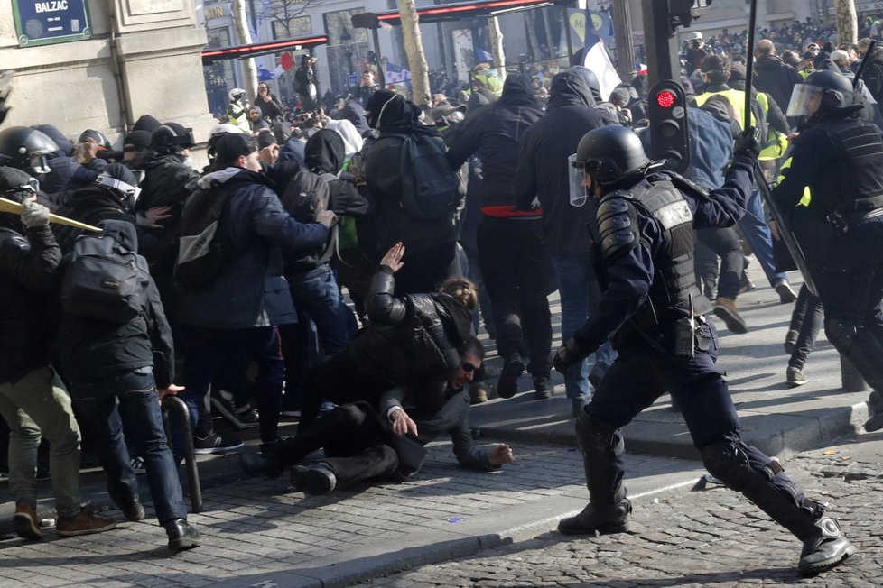 Protesty &#34;žlutých vest&#34; pokračovaly ve Francii už 18. sobotu. Podle ministra vnitra se mezi demonstranty vmísilo asi 1500 radikálů, kteří útočili na obchody, které místy i rabovali. (16. 3. 2019)