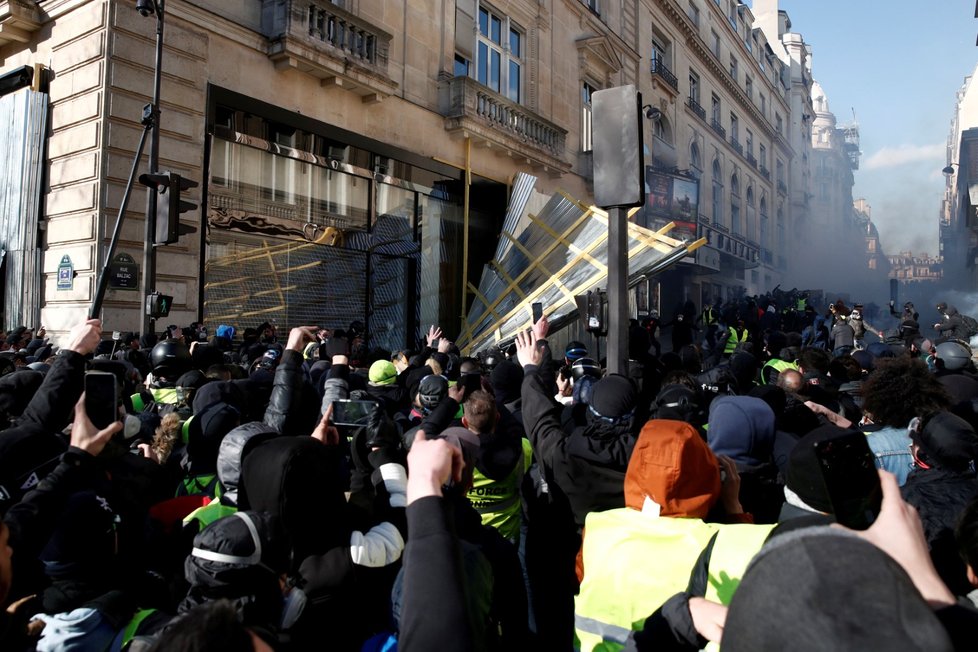 Protesty &#34;žlutých vest&#34; pokračovaly ve Francii už 18. sobotu. Podle ministra vnitra se mezi demonstranty vmísilo asi 1500 radikálů, kteří útočili na obchody, které místy i rabovali. (16. 3. 2019)