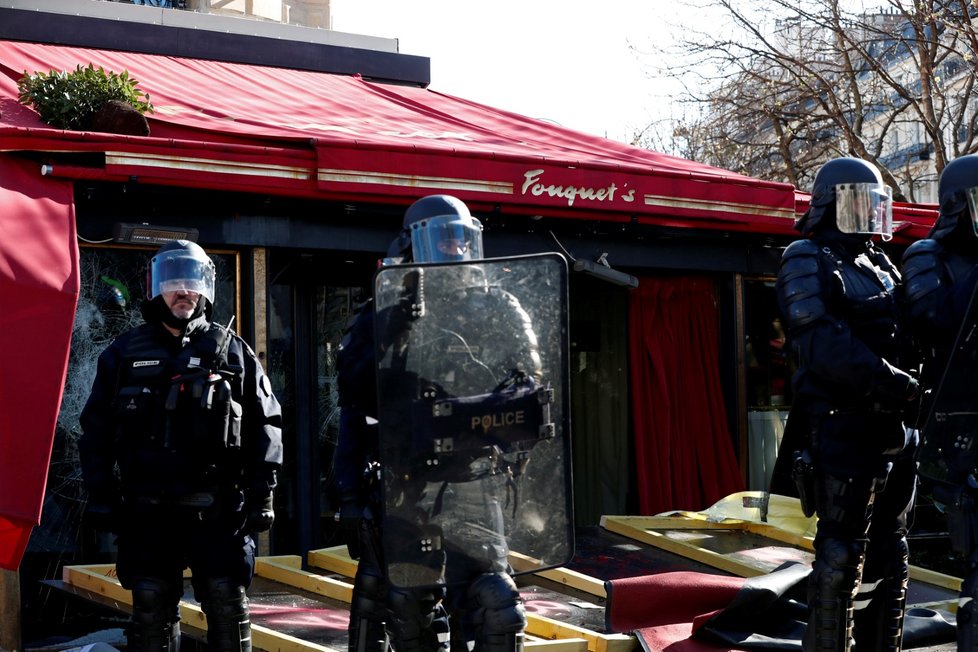 Protesty &#34;žlutých vest&#34; pokračovaly ve Francii už 18. sobotu. Podle ministra vnitra se mezi demonstranty vmísilo asi 1500 radikálů, kteří útočili na obchody, které místy i rabovali. (16. 3. 2019)