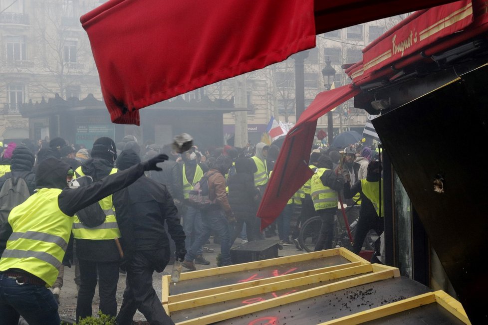 Protesty &#34;žlutých vest&#34; pokračovaly ve Francii už 18. sobotu. Podle ministra vnitra se mezi demonstranty vmísilo asi 1500 radikálů, kteří útočili na obchody, které místy i rabovali. (16. 3. 2019)