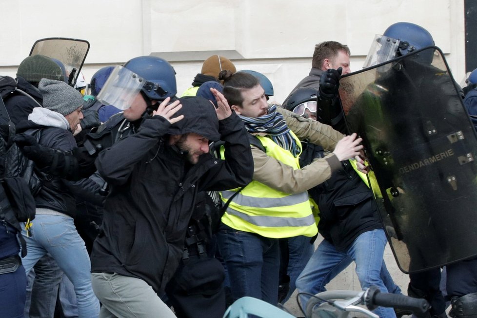 Protesty &#34;žlutých vest&#34; pokračovaly ve Francii už 18. sobotu. Podle ministra vnitra se mezi demonstranty vmísilo asi 1500 radikálů, kteří útočili na obchody, které místy i rabovali. (16. 3. 2019)