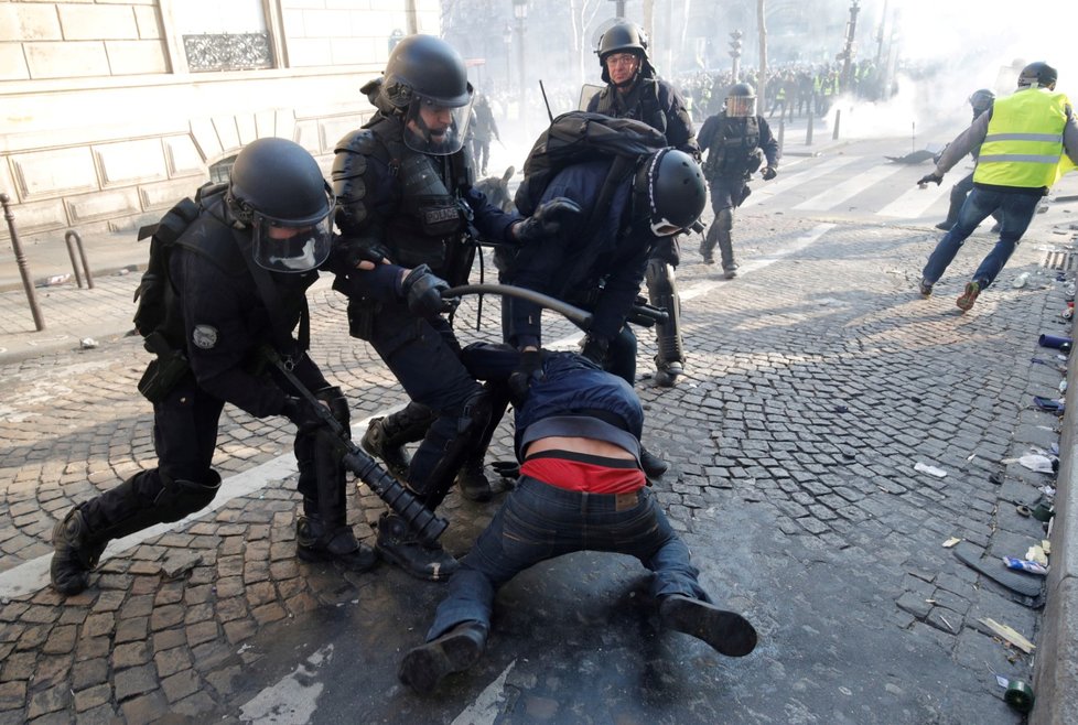 Protesty &#34;žlutých vest&#34; pokračovaly ve Francii už 18. sobotu. Podle ministra vnitra se mezi demonstranty vmísilo asi 1500 radikálů, kteří útočili na obchody, které místy i rabovali. (16. 3. 2019)