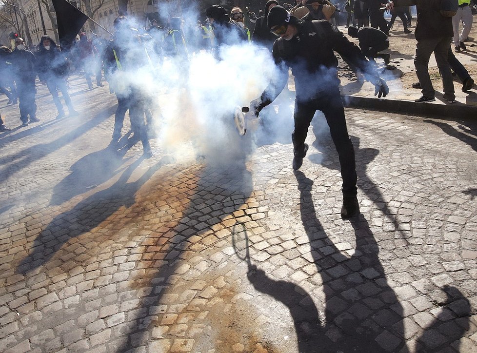 Protesty &#34;žlutých vest&#34; pokračovaly ve Francii už 18. sobotu. Podle ministra vnitra se mezi demonstranty vmísilo asi 1500 radikálů, kteří útočili na obchody, které místy i rabovali. (16. 3. 2019)