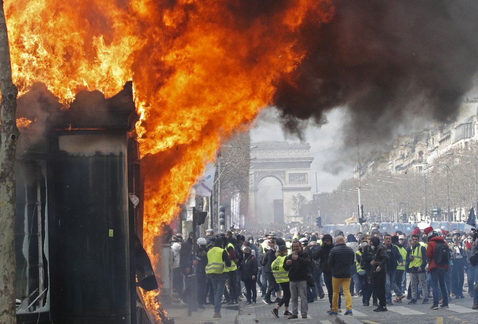 Protesty &#34;žlutých vest&#34; pokračovaly ve Francii už 18. sobotu. Podle ministra vnitra se mezi demonstranty vmísilo asi 1500 radikálů, kteří útočili na obchody, které místy i rabovali. (16. 3. 2019)