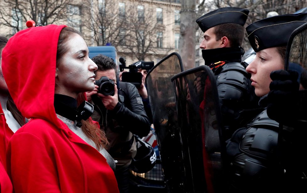 Nahé aktivistky při protestech hnutí žlutých vest v Paříži odkazují na Marianne, symbol francouzské revoluce. (15.12.2018)