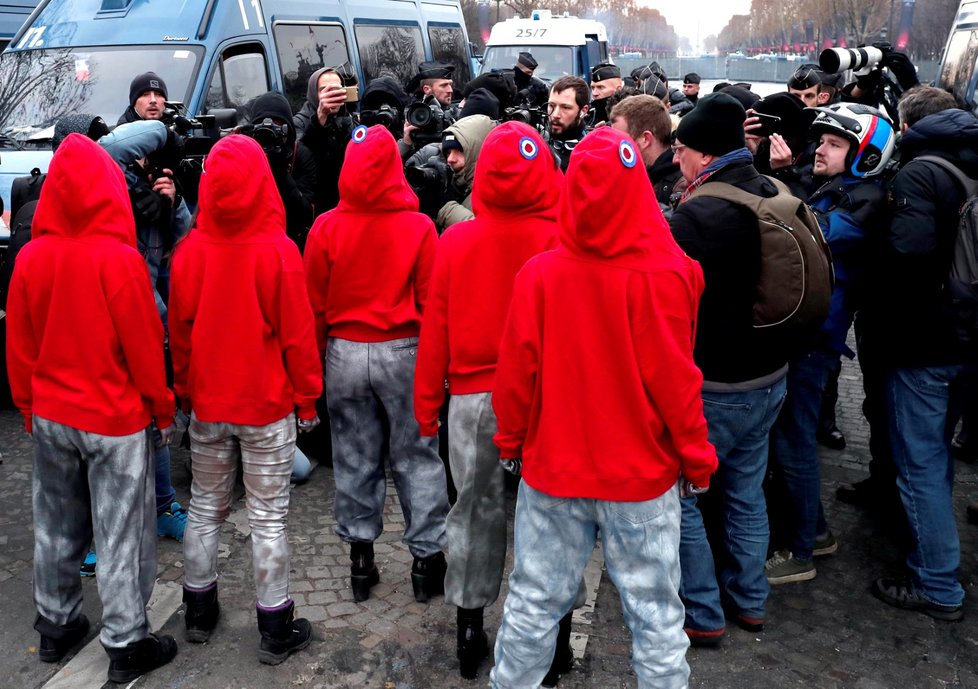 Nahé aktivistky při protestech hnutí žlutých vest v Paříži odkazují na Marianne, symbol francouzské revoluce. (15.12.2018)