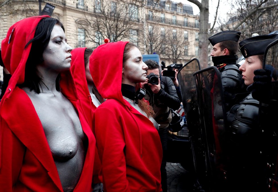 Nahé aktivistky při protestech hnutí žlutých vest v Paříži odkazují na Marianne, symbol francouzské revoluce. (15.12.2018)