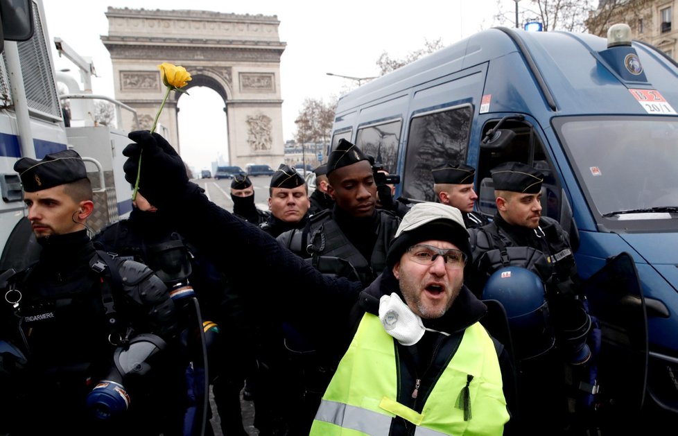Protesty takzvaných žlutých vest v Paříži (15. 12. 2018)