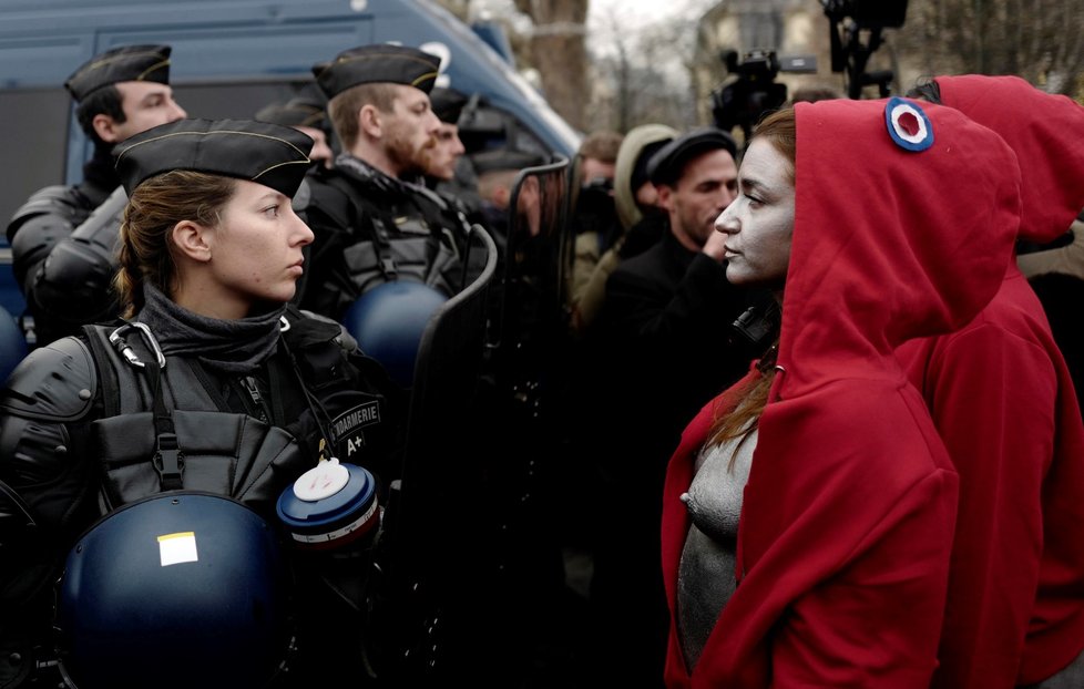 Nahé aktivistky při protestech hnutí žlutých vest v Paříži odkazují na Marianne, symbol francouzské revoluce. (15. 12. 2018)