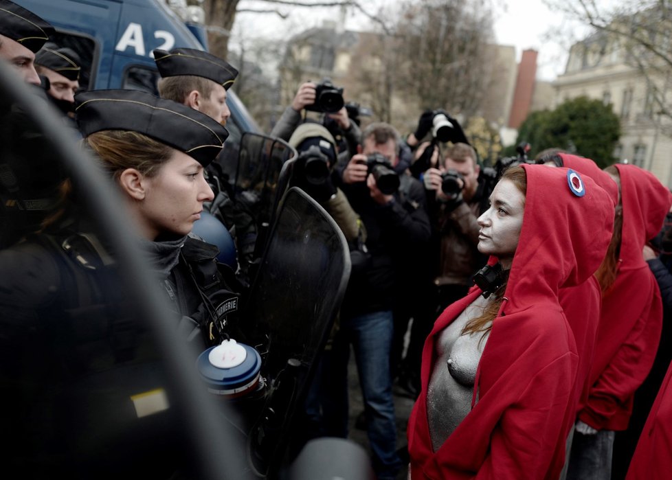 Nahé aktivistky při protestech hnutí žlutých vest v Paříži odkazují na Marianne, symbol francouzské revoluce. (15.12.2018)