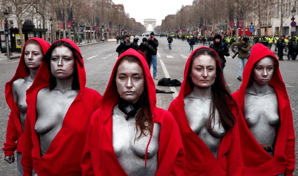 Nahé aktivistky při protestech hnutí žlutých vest v Paříži odkazují na Marianne, symbol francouzské revoluce. (15.12.2018)