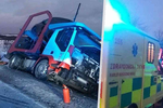 Po srážce kamionu a tří aut na Karlovarsku se zranily dvě děti.