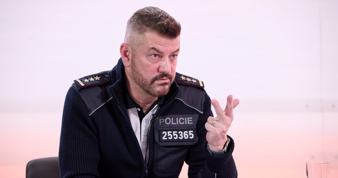 O alkoholu za volantem, policejním ferrari, o 150 na vybraných dálnicích nebo o povinných helmách pro všechny cyklisty. I o tom byla řeč v dalším díle Hráčů. Tentokrát s Jiřím Zlým, šéfem dopravní policie.