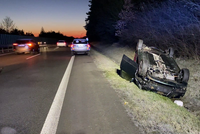 Náledí a mlha na jižní Moravě: Desítky nehod! U Rosic skončilo auto na střeše