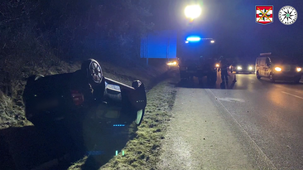 Jeden z řidičů doplatil v noci na středu na změnu počasí, u Rosic skončil na střeše.